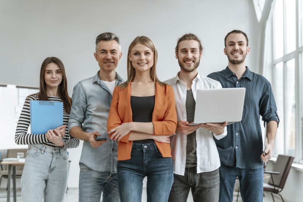 Gruppe junger Fachkräfte mit Lebenslauf – Job finden mit FYE Personalvermittlung Österreich