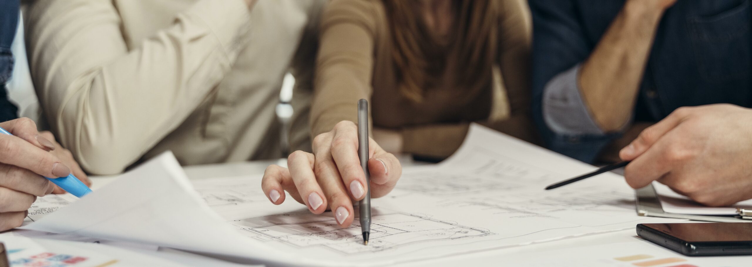 Beratungsgespräch einer Recruiting-Agentur mit Kunden bei der Personalvermittlung